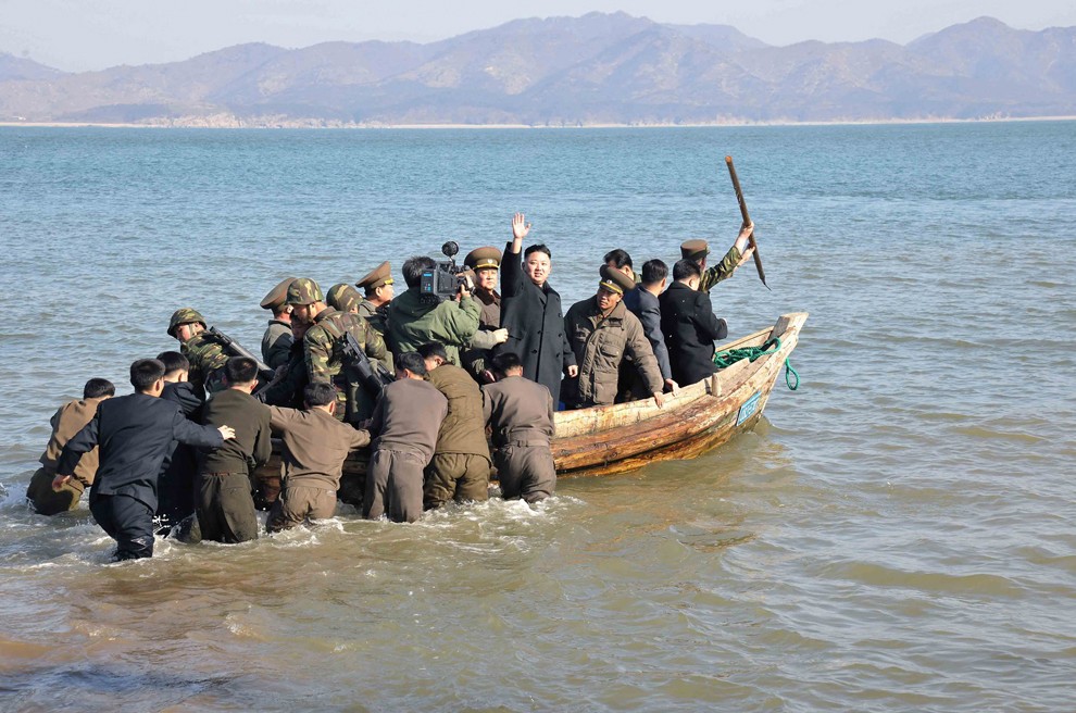 Liderul nord-coreean Kim Jong-un  pleacă după ce a inspectat detaşamentul de apărare de pe insula Wolnae , în apropierea frontierei maritime cu Coreea de Sud,  într-o imagine nedatată,  furnizată  marţi, 11 martie 2014.