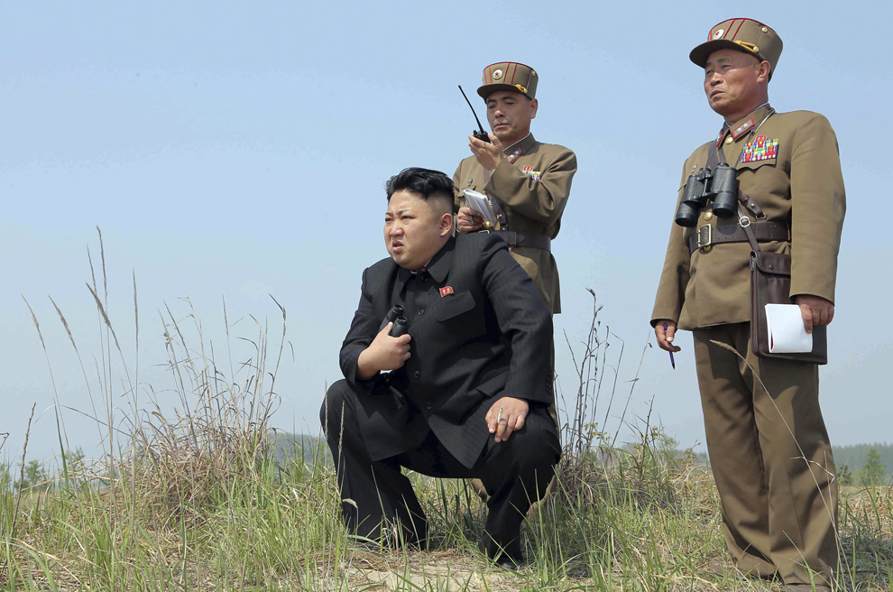 Liderul nord-coreean Kim Jong-un priveşte un exerciţiu militar de lansare a unor rachete, organizat de o subunitate de femei a Armatei Poporului Nord Coreean (KPA), într-o imagine nedatată  furnizată  joi, 24 aprilie 2014. 