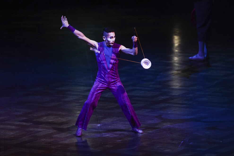 Un artist al companiei Cirque du Soleil evolueaza in timpul spectacolului "Quidam", la complexul Romexpo din Bucuresti, joi, 29 ianuarie 2015.