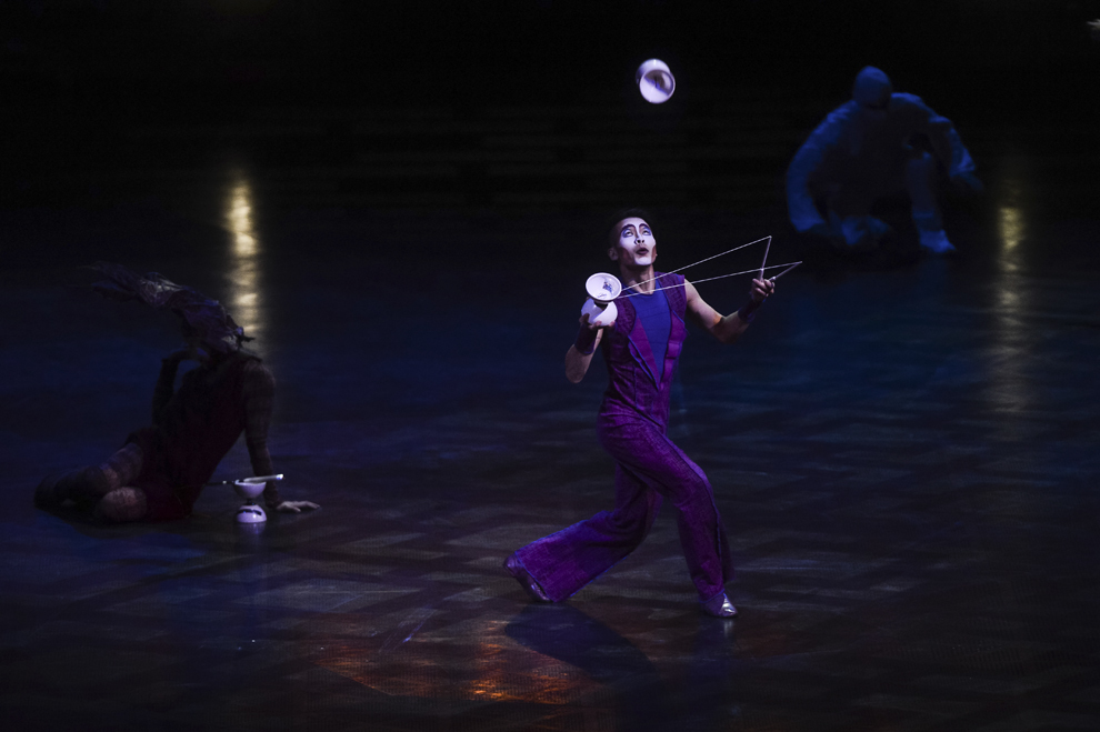 Un artist al companiei Cirque du Soleil evolueaza in timpul spectacolului "Quidam", la complexul Romexpo din Bucuresti, joi, 29 ianuarie 2015.