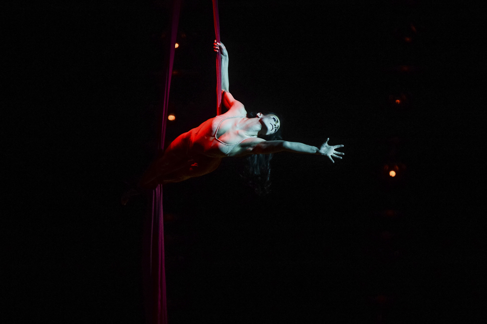 O artista a companiei Cirque du Soleil evolueaza in timpul spectacolului "Quidam", la complexul Romexpo din Bucuresti, joi, 29 ianuarie 2015.