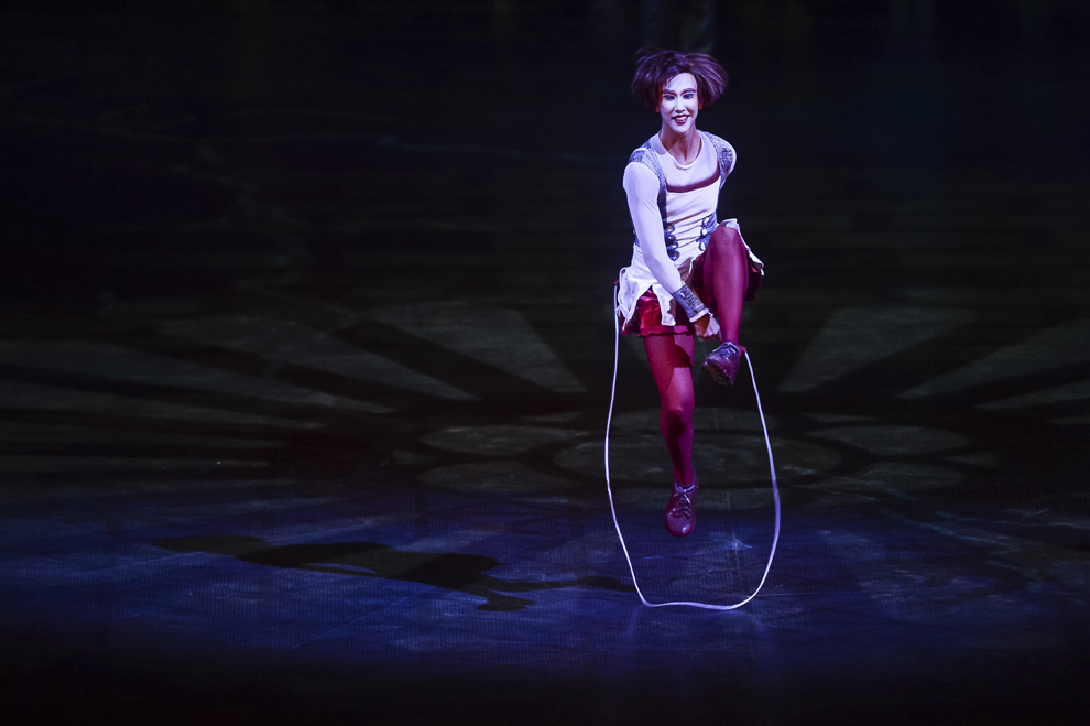 O artista a companiei Cirque du Soleil evolueaza in timpul spectacolului "Quidam", la complexul Romexpo din Bucuresti, joi, 29 ianuarie 2015.