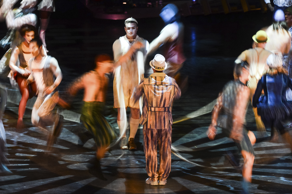 Artisti ai companiei Cirque du Soleil evolueaza in timpul spectacolului "Quidam", la complexul Romexpo din Bucuresti, joi, 29 ianuarie 2015.