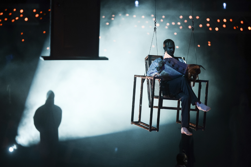 Artisti ai companiei Cirque du Soleil evolueaza in timpul spectacolului "Quidam", la complexul Romexpo din Bucuresti, joi, 29 ianuarie 2015.