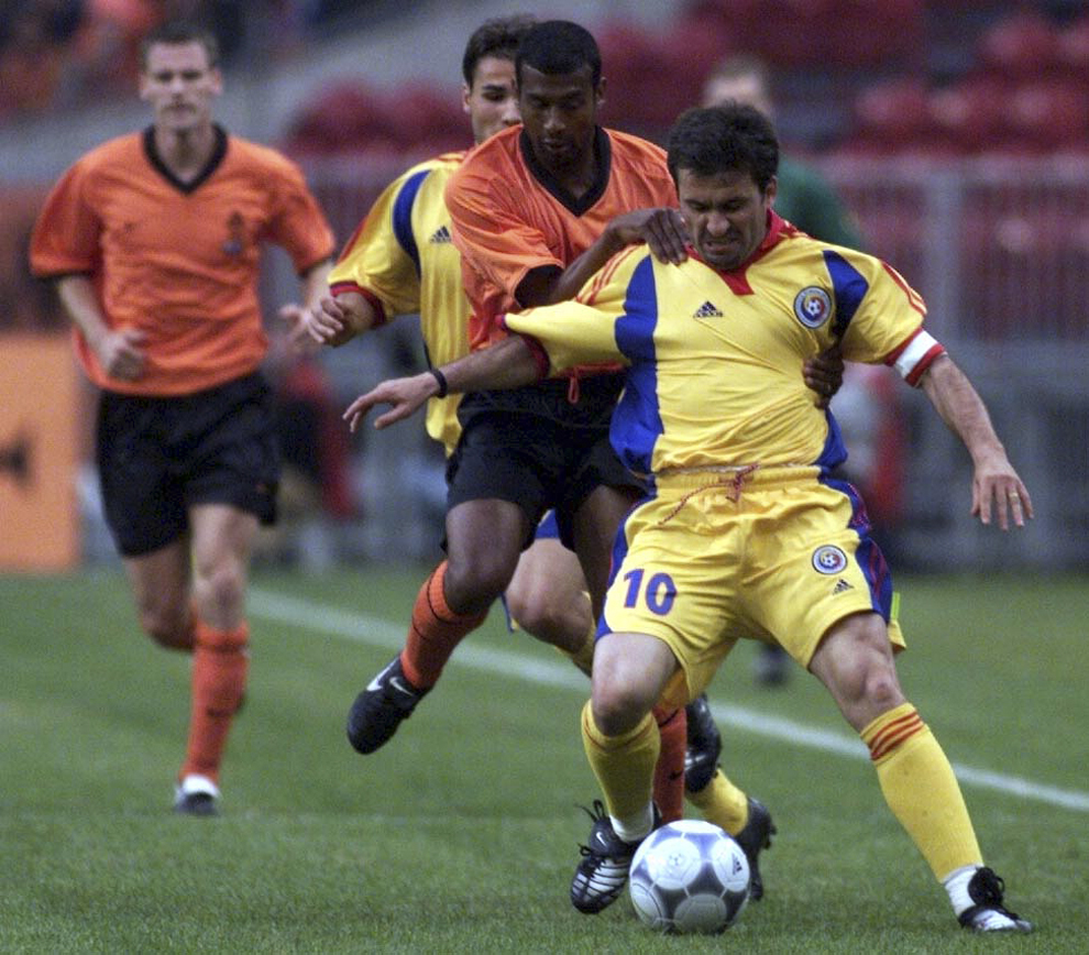 Gheorghe Hagi şi Aron Vinter luptă pentru balon în timpul meciului amical de fotbal dintre reprezentativele Olandei şi României, în Amsterdam, sâmbătă, 27 mai 2000.