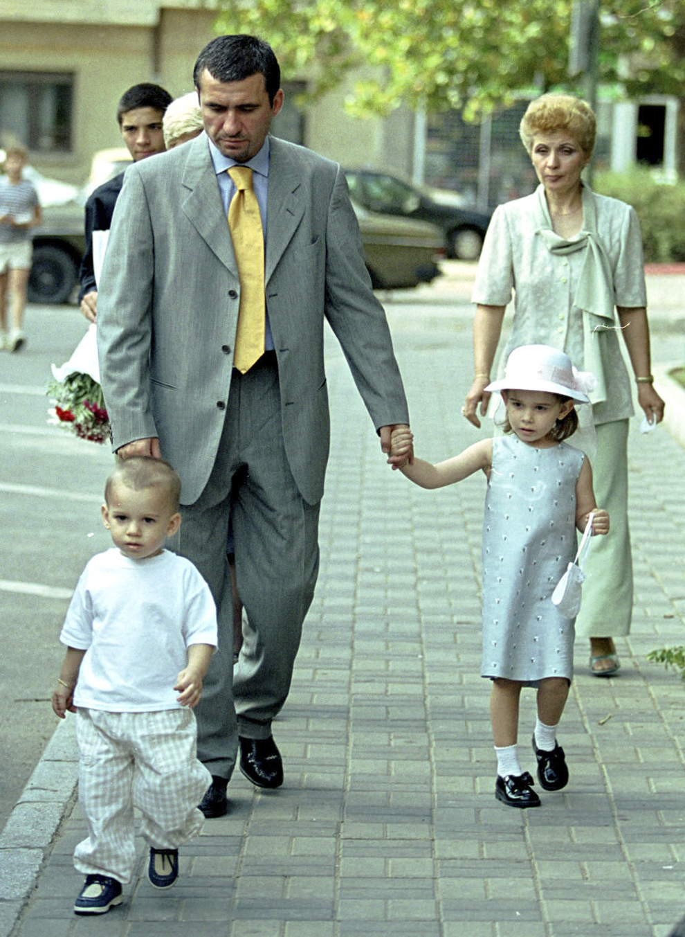 Gheorghe Hagi împreună cu copiii săi, Ianis şi Kira, sosind la cununia civilă a lui Adrian Mutu şi Alexandra Dinu, în Bucureşti, duminică, 27 august 2000.