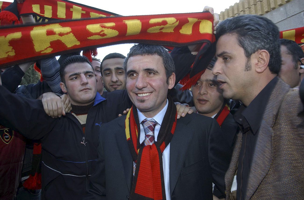Gheorghe Hagi a semnat un contract pe două sezoane şi jumătate cu echipa Galatasaray Istanbul, luni, 22 martie 2004. El îl înlocuieşte la conducerea echipei din Turcia pe Fatih Terim care a demisionat.