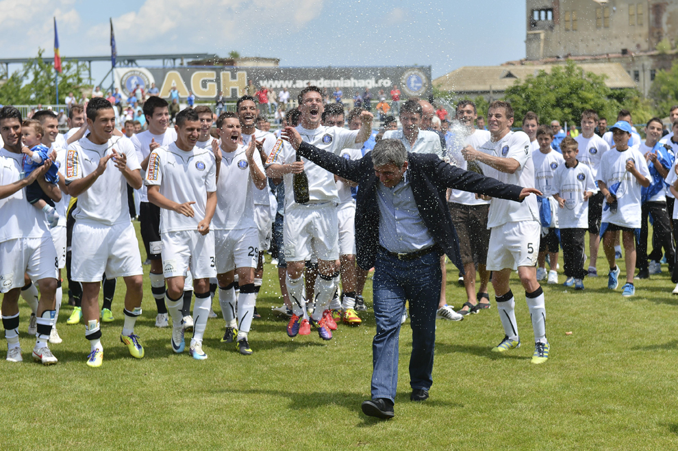 Jucătorii echipei Viitorul Constanţa sărbătoresc promovarea în Liga 1 cu şampanie alături de patronul echipei, Gheorghe Hagi, la sfârşitul meciului Viitorul Constanţa - Săgeata Năvodari, din Liga 2, Seria 1, disputat în Constanţa, sâmbătă, 2 iunie 2012.
