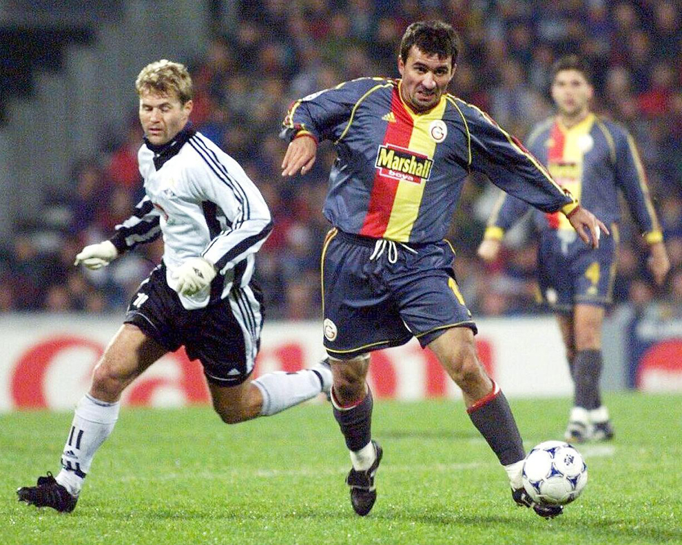 Gheorghe Hagi (C), de la Galatasaray Istanbul conduce mingea în faţa jucătorului echipei Rosenborg, Bent Skammelsrud (S), în timpul meciului contând pentru grupa B a Ligii Campionilor, în Trondheim, miercuri, 21 octombrie 1998.