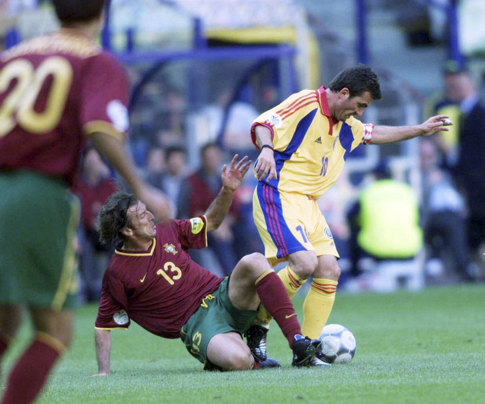 Fază de joc din timpul meciului dintre reprezentativele Portugaliei şi României, în timpul Campionatului European de Fotbal EURO 2000, sâmbătă, 17 iunie 2000.