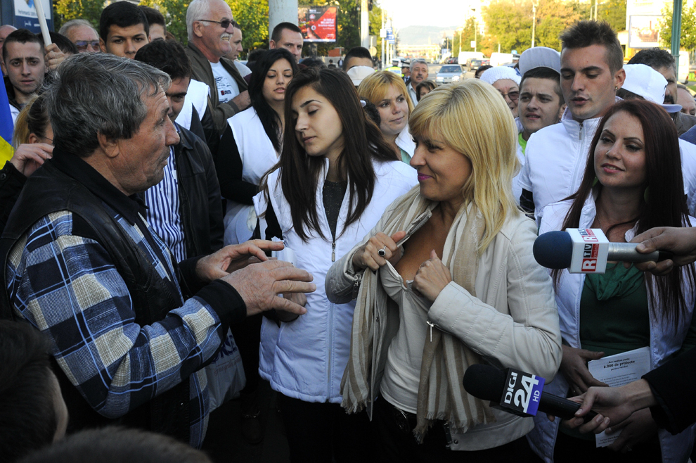 Elena Udrea, candidat la alegerile prezidentiale, discuta cu simpatizantii, la festivalul "Toamna Severineana", in timpul unei vizite electorale in Drobeta Turnu Severin, sambata, 4 octombrie 2014.