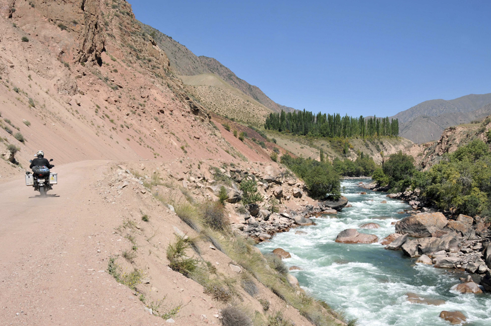 Imagine de pe defileul râului Suusamyr, în Kârgâzstan, august 2013. 