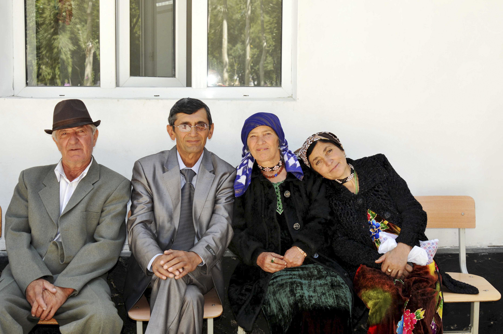Localnici din satul Hosor, în timpul serbării de deschidere a noului an şcolar, în Tadjikistan, septembrie 2013. 