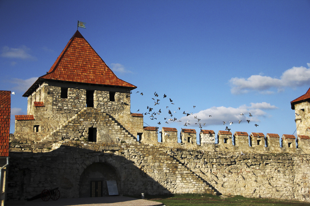 Cetatea Tighina. După ocuparea Basarabiei, în 1812, subteranele întortocheate ale cetăţii şi frumoasele turnuri au devenit parte a întinsului sistem militar al Imperiului Rus. Conform legendei, aici a zburat călare pe o ghiulea şi Baronul Munchausen.