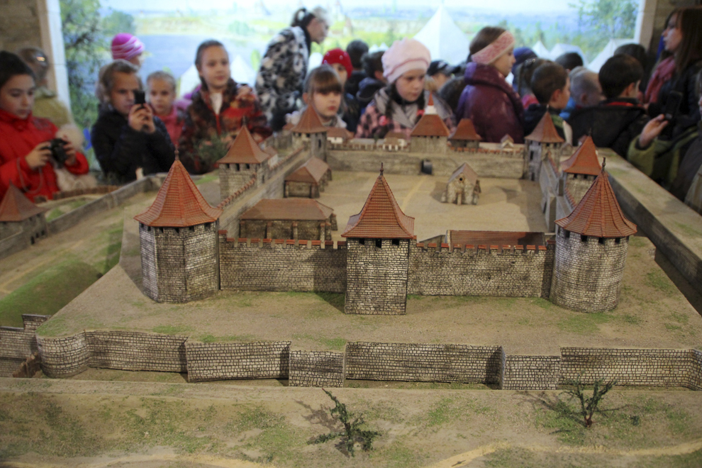Copiii de şcoală primară sunt aduşi la Cetatea Tighina ca să înveţe o istorie din care România şi domnitorii români nu există.