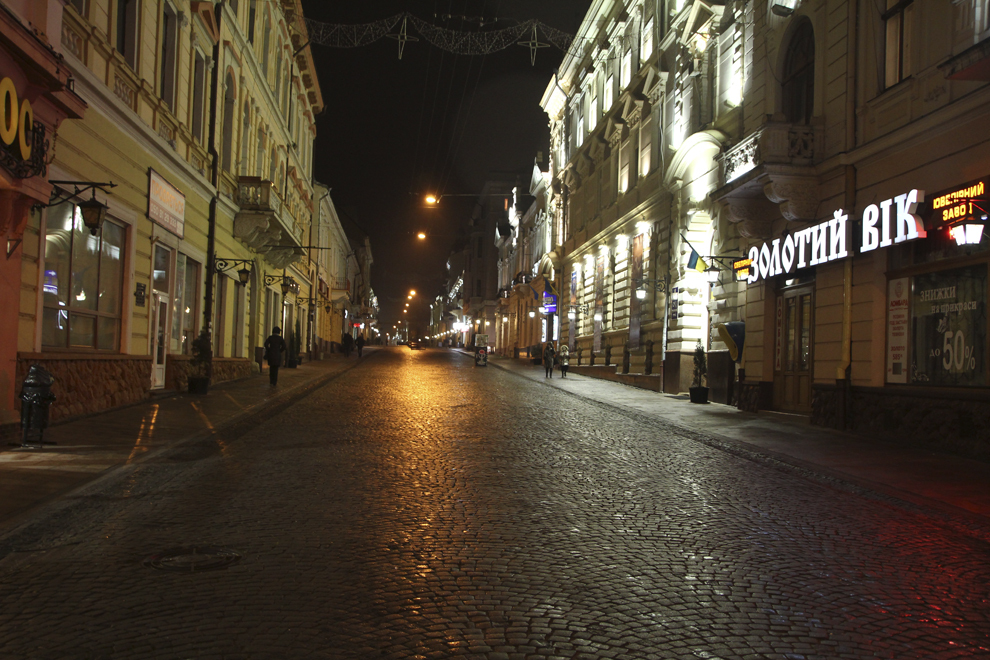 Mica Vienă, cum era denumit Cernăuţiul, beneficiază noaptea de o iluminare mai bună ca a Bucureştiului. În imagine, pornind din Piaţa Unirii, se află strada pietonală Olga Kobileanska, fostă Iancu Flondor, militant pentru unirea Bucovinei cu ţara.