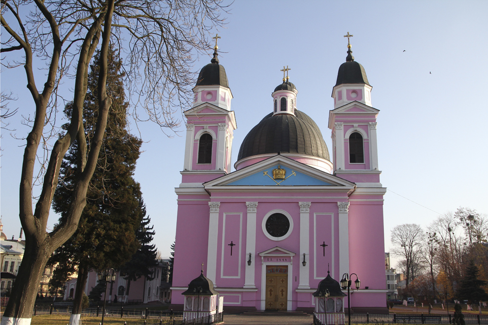 Catedrala ortodoxă din Cernăuţi a fost ctitorită la 1844 de episcopul Eugenie Hacman. Inscripţia originală, din care a mai rămas doar "A.D. 1844", era scrisă în româneşte: „Unul Dumnezeu în trei ipostasuri. Anno Domini 1844”. După ocupaţie, Catedrala a fost închisă de sovietici şi transformată în depozit. Restaurată cu gust de Mitropolitul Visarion Puiu, ucrainienii au vopsit-o azi în roz. 