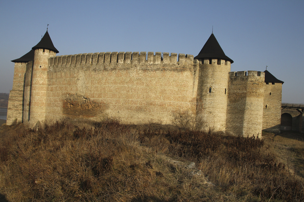 Astăzi, frumoasa cetate medievală face parte din cele "şapte minuni ale Ucrainei", dintre care trei sunt româneşti: Cetatea Alba, Cetatea Hotin şi Catedrala Mitropolitană din Cernăuţi.
