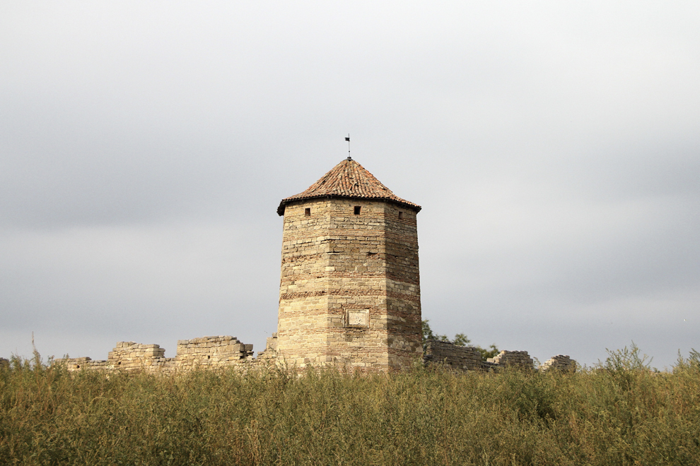 Un fost turn de pază se ridică ca o tură de şah bine poziţionată, la Cetatea Alba, în sudul Basarabiei.