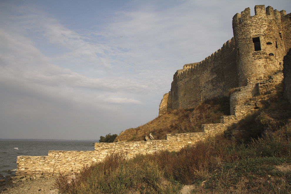 Cetatea este aşezată pe un teren stâncos, lângă ţărmul abrupt al limanului Nistrului, dominând apele adeseori învolburate de la o înalţime de aproximativ 30 de metri. 