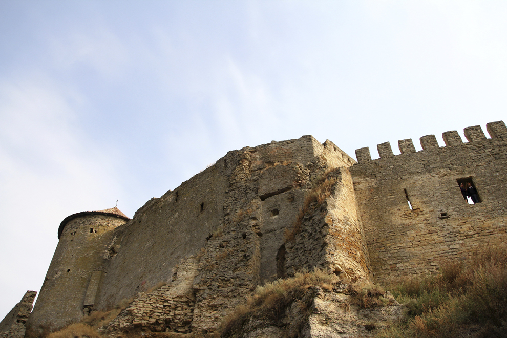 Pe vremuri, Cetatea Albă avea un zid de doi km lungime, cu 26 de turnuri şi trei porţi si era înconjurată de un şanţ de apărare foarte lat, de 25 de metri. 