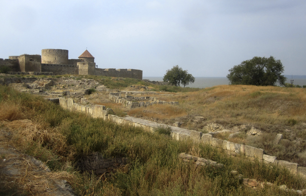 Privind în zare, peste mare, spre Sevastopol, cetatea de la Nistru era considerată pe vremea lui Ştefan cel Mare drept una dintre cele mai importante fortăreţe de apărare a creştinătăţii.