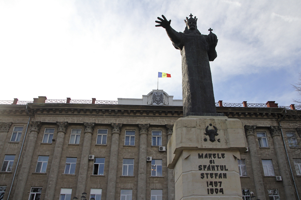 Statuia impunătoare a lui Ştefan cel Mare străjuieşte şi centrul oraşului Bălţi şi Piaţa Marii Adunări Naţionale din Chişinău.