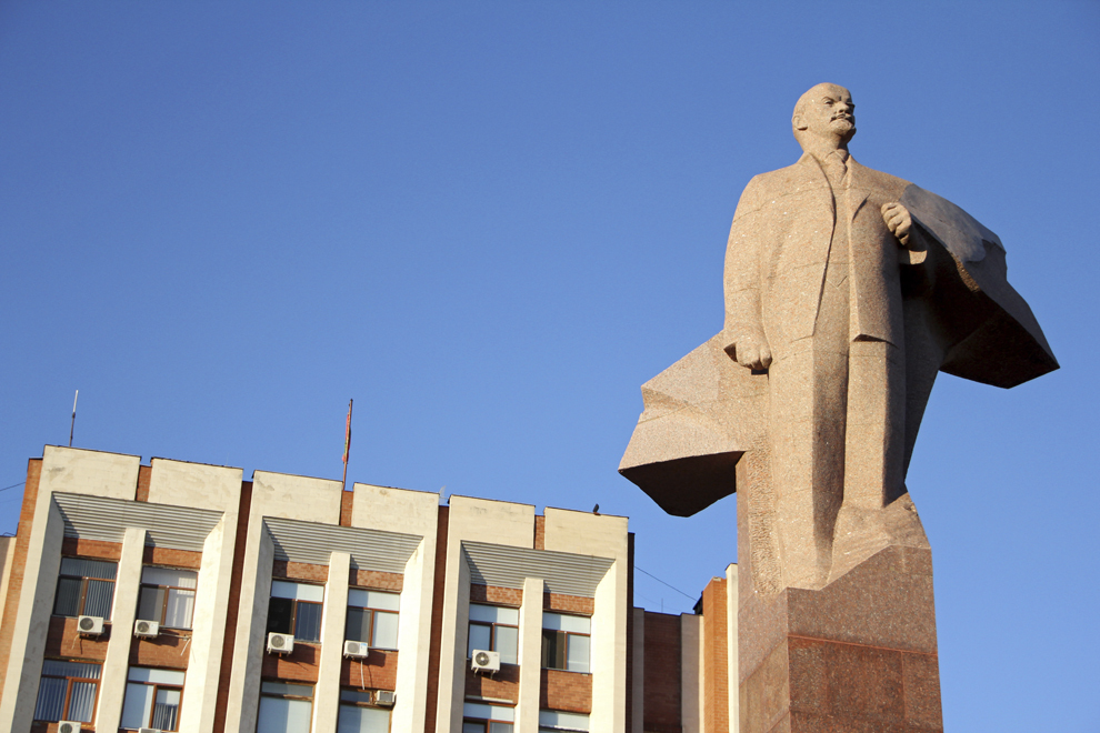 Sovietul Suprem este străjuit de statuia lui Vladimir Ilici Ulianov Lenin, înălţată pe un soclu.