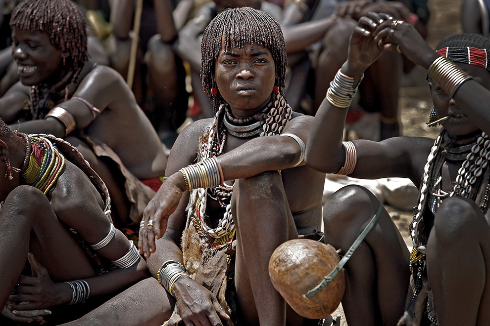 Femei din tribul Hamer participă la târgul tribal săptămânal în satul Turmi de pe Valea râului Omo din sudul Etiopiei.