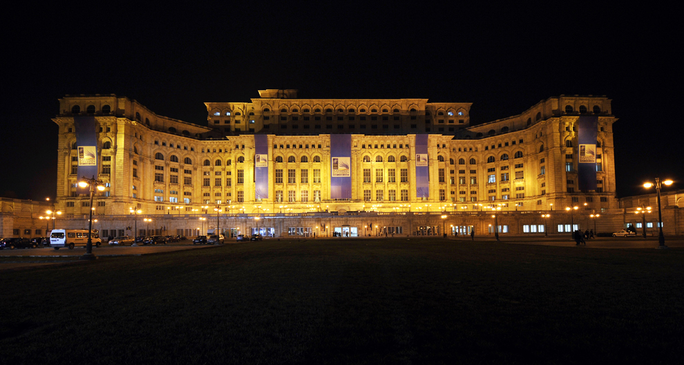Palatul Parlementului este iluminat în timpul desfăşurării summitului NATO, în Bucureşti, sâmbătă, 2 aprilie 2008.