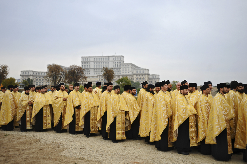 Un sobor de preoţi aşteaptă finalul slujbei de sfinţire a paraclisului catedralei Mântuirii Neamului de către Preafericitul Parinte Patriarh Daniel, în apropierea Palatului Parlamentului, în Bucureşti, luni, 24 ocotmbrie 2011.