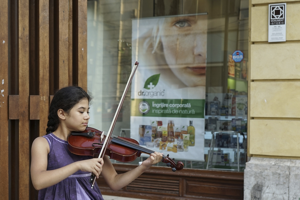 Rebeca Lazăr, de la Colegiul Naţional „George Enescu”, cântă la vioară în Centrul Vechi din Bucureşti, marţi, 12 august 2014.
