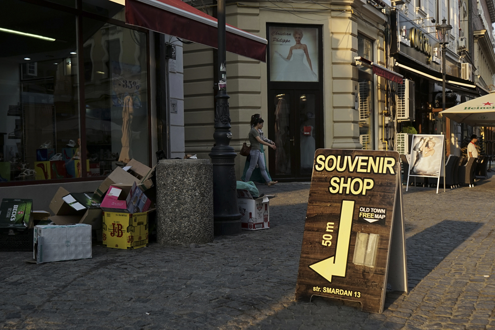 O reclamă îndeamnă turiştii de pe Strada Smârdan să cumpere suveniruri, în Centrul Vechi din Bucureşti, marţi, 12 august 2014.