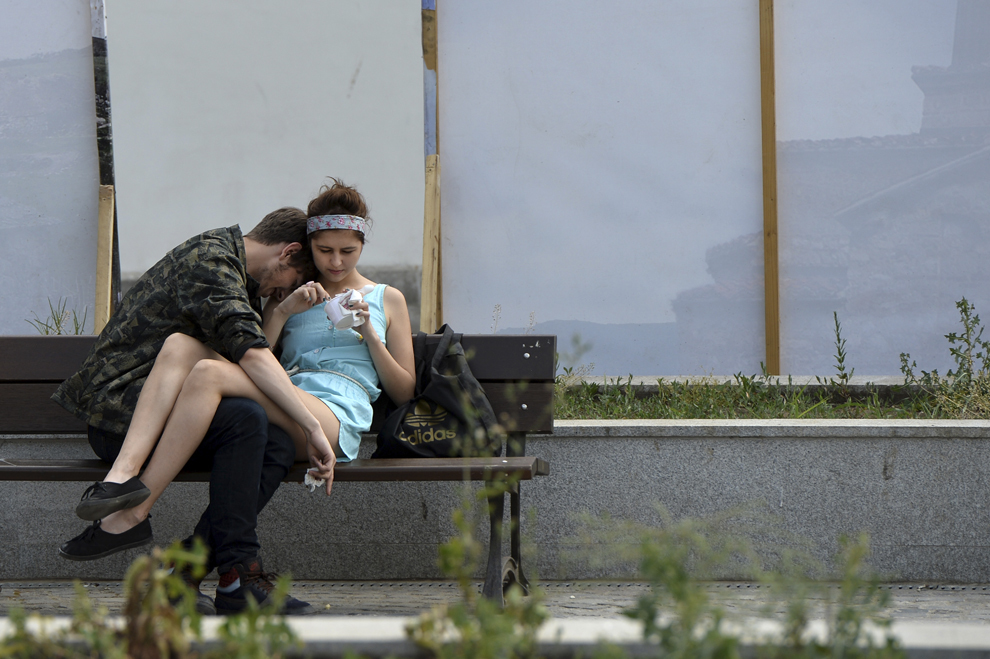 Doi tineri stau îmbrăţişaţi în Centrul Vechi din Bucureşti, miercuri, 22 mai 2013.
