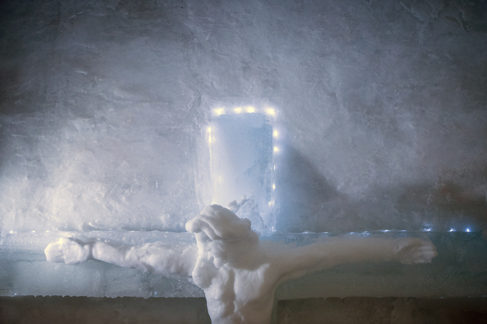 O sculptură realizată din gheaţă, înfăţişându-l pe Isus Hristos răstignit pe cruce, poate fi văzută în altarul Bisericii de Gheaţă de la Bâlea Lac, munţii Făgăraş, jud. Sibiu, joi, 29 ianuarie 2015. Şase preoţi de diferite confesiuni au sfinţit joi după-amiaza, singura biserică de gheaţă din România, aflată la Bâlea Lac, la o altitudine de 2034m.