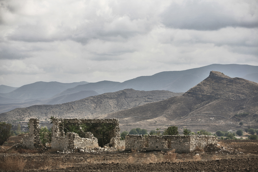 Ruinele oraşului Aghdam, aflat la graniţa dintre Nagorno-Karabah şi Azerbaidjan, distrus în totalitate în timpul conflictului armat, vineri, 19 septembrie 2008. Acum un oraş fantomă, în trecut avea propriul aeroport şi 160,000 de locuitori. În prezent au loc lupte sporadice şi un număr mare de mine antipersonal pot fi găsite în zonă.