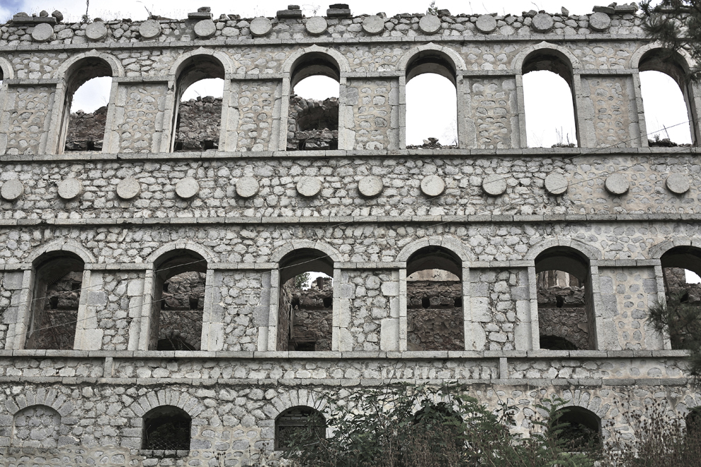 Un fragment de zid din Castelul Natavan (sec XIX), în oraşul Shushi, Nagorno-Karabah, joi, 18 septembrie 2008. Castelul Natavan a fost numit după scriitoarea Khan Gizi Hurshid Banu Natavan (1830 – 1897).