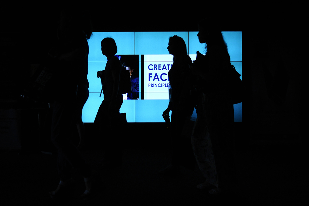 Persoane participă la festivalul dedicat industriei digitale şi interactive din Europa Centrală şi de Est, Interactive Central and Eastern Europe Festival 2014 (ICEEFest), în Bucureşti, joi, 12 iunie 2014.