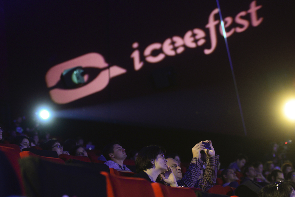 Persoane participă la festivalul dedicat industriei digitale şi interactive din Europa Centrală şi de Est, Interactive Central and Eastern Europe Festival 2014 (ICEEFest), în Bucureşti, vineri, 13 iunie 2014.