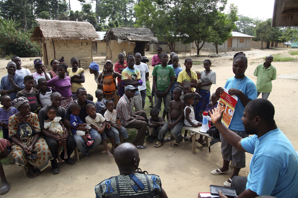 Personal UNICEF discută cu localnici în timpul unei campanii de conştientizare asupra virusului Ebola, în Loilahun, Lofa, Liberia, luni, 28 aprilie 2014.