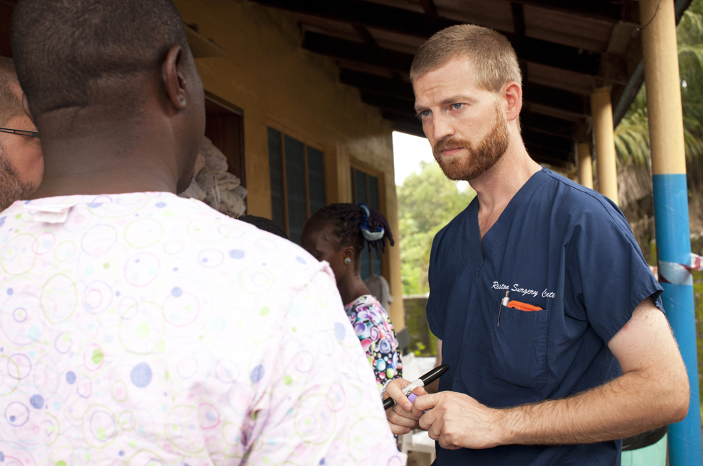Imagine pusă la dispoziţia presei de către organizaţia Smaritan’s Purse, înfătişându-l pe Dr. Kent Brantly lucrând într-o clinică de tratament pentru Ebola, în Foya, Liberia, luni, 23 iunie 2014. Doctorul Kent Brantly a fost infectat cu virusul Ebola în Liberia, momentan aflându-se sub tratament experimental în Statele Unite ale Americii.