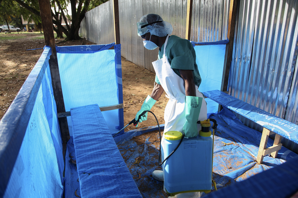 O asistentă pulverizează dezinfectant ca o metodă de prevenţie împotriva virusului Ebola, în zona de aşteptare a unitaţii de izolare a spitalului ELWA, în Monrovia, Liberia, sâmbătă, 2 august 2014.