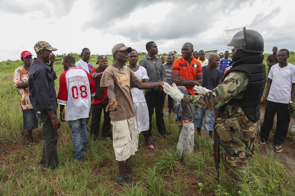 Liberieni protestează împotriva unei decizii de a înmormânta victimele virusului Ebola în comunitatea Johnsonville, din apropierea Monroviei, Liberia, sâmbătă, 2 august 2014.