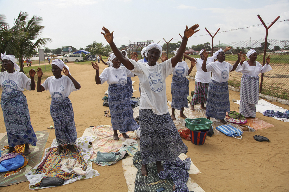 Membre ale organizaţiei “Women Of Peace Building Network” se roagă pentru eradicarea virusului Ebola, în Monrovia, Liberia, luni, 4 august 2014.