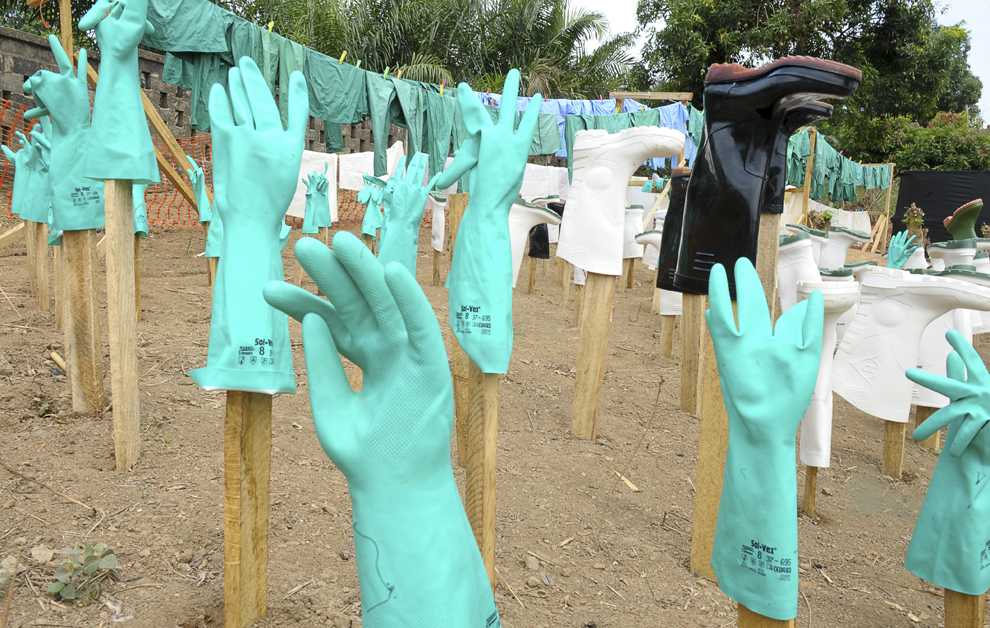 Mănuşi şi cizme de protecţie folosite de personalul medical sunt puse la uscat, la centrul pentru victimele virusului Ebola, în Guekedou, Guineea, marţi, 1 aprilie 2014.