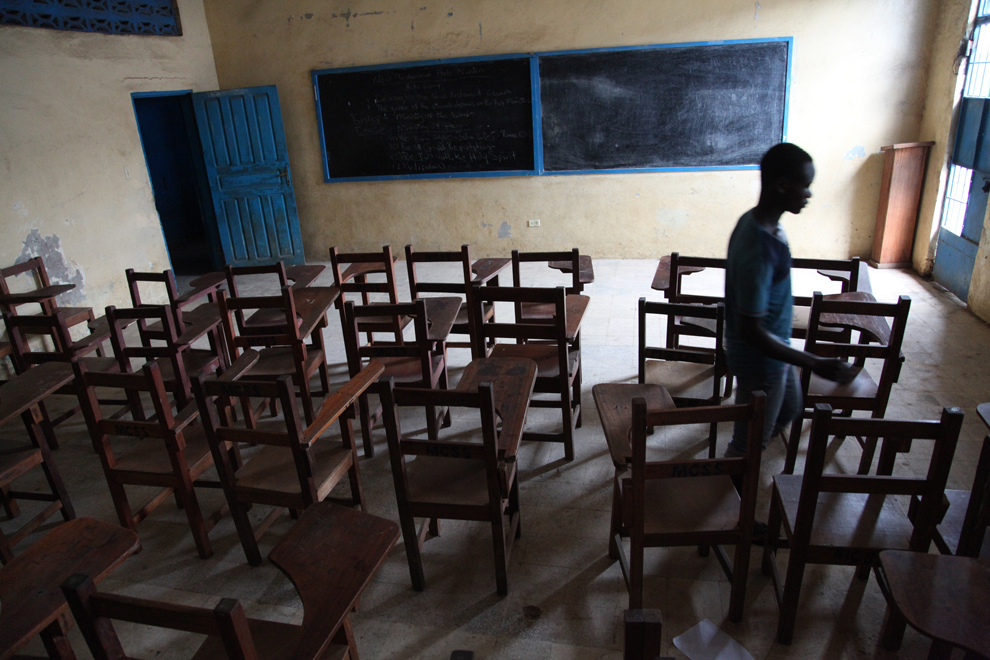 Un băiat se plimbă printr-o sală de clasă goală, dintr-o şcoală din Monrovia, Liberia, joi, 31 iulie 2014. Guvernul Liberian a închis toate şcolile din ţară pentru a preveni infectarea elevilor cu virusul Ebola.