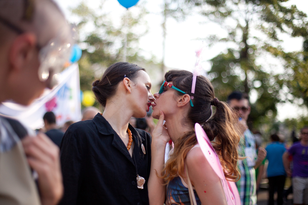 Două persoane se sărută în timpul Marşului Diversitaţii, organizat de Asociaţia Accept, în Bucureşti, sâmbătă, 30 iunie 2012. 