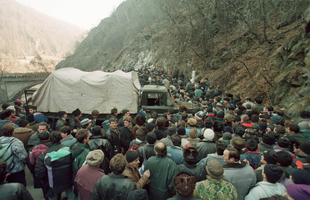 Câteva mii de mineri, conduşi de Miron Cozma, au pornit într-un marş de protest neautorizat, spre Bucureşti. În imagine, grupuri de protestatari străbat  Defileul Jiului, în ciuda barajelor cu bucăţi de stânci, presărate de autorităţi pe şosea.