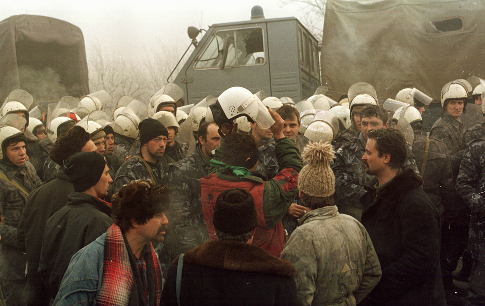 Câteva mii de mineri, conduşi de Miron Cozma, au pornit într-un marş de protest neautorizat, spre Bucureşti. În imagine, trupele de jandarmi şi poliţie, trimise să oprească înaintarea lor, au fost înconjurate şi dezarmate de protestatari.