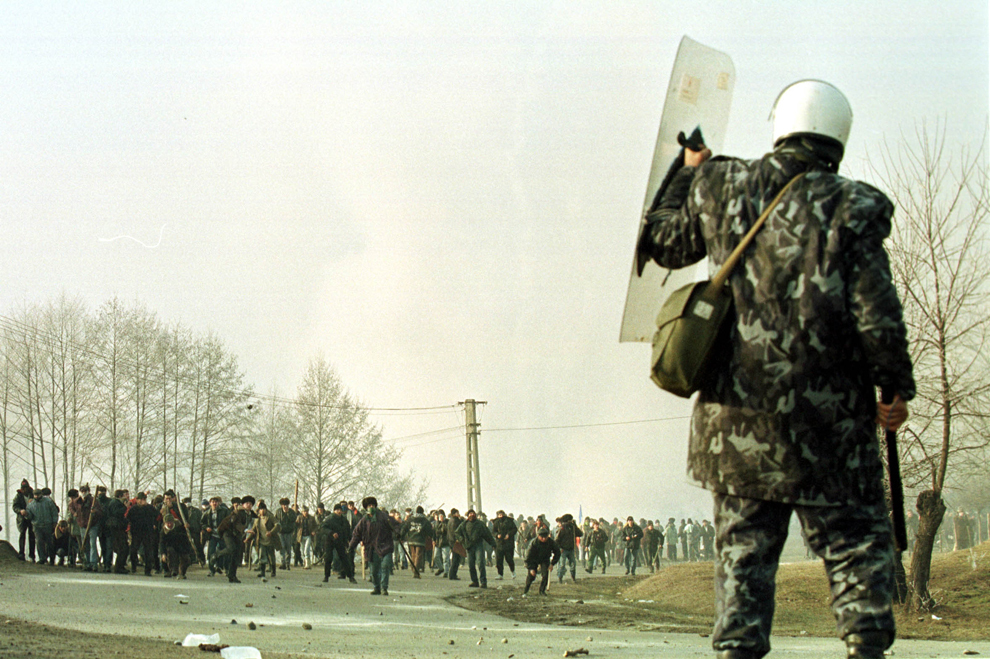 Câteva mii de mineri, conduşi de Miron Cozma, au pornit într-un marş de protest neautorizat, spre Bucureşti. În imagine, trupe de jandarmi se pregătesc să-i oprească în apropierea comunei Costeşti.